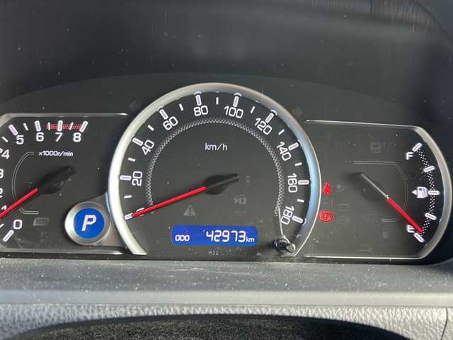 トヨタ ヴォクシー ZS 東京都 2014(平26)年 4.3万km ホワイトパールクリスタルシャイン ワンオーナー/純正SDナビ/【フルセグ・DVD再生可・CD・Bluetooth】/バックカメラ/ビルトインETC/純正フリップダウンモニター/両側パワースライドドア/横滑り防止機能/プッシュスタート/スマートキー/スペアキーあり/電動格納ミラー/ウィンカーミラー/アイドリングストップ/オートライト/純正フロアマット/純正ドアバイザー/新車保証書/取扱説明書