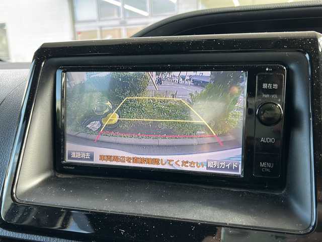 トヨタ ヴォクシー ZS 東京都 2014(平26)年 4.3万km ホワイトパールクリスタルシャイン ワンオーナー/純正SDナビ/【フルセグ・DVD再生可・CD・Bluetooth】/バックカメラ/ビルトインETC/純正フリップダウンモニター/両側パワースライドドア/横滑り防止機能/プッシュスタート/スマートキー/スペアキーあり/電動格納ミラー/ウィンカーミラー/アイドリングストップ/オートライト/純正フロアマット/純正ドアバイザー/新車保証書/取扱説明書