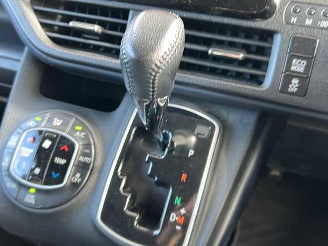 トヨタ ヴォクシー ZS 東京都 2014(平26)年 4.3万km ホワイトパールクリスタルシャイン ワンオーナー/純正SDナビ/【フルセグ・DVD再生可・CD・Bluetooth】/バックカメラ/ビルトインETC/純正フリップダウンモニター/両側パワースライドドア/横滑り防止機能/プッシュスタート/スマートキー/スペアキーあり/電動格納ミラー/ウィンカーミラー/アイドリングストップ/オートライト/純正フロアマット/純正ドアバイザー/新車保証書/取扱説明書