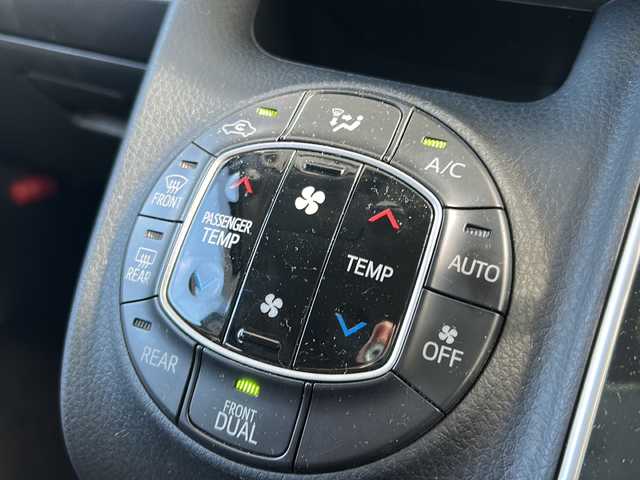 トヨタ ヴォクシー ZS 東京都 2014(平26)年 4.3万km ホワイトパールクリスタルシャイン ワンオーナー/純正SDナビ/【フルセグ・DVD再生可・CD・Bluetooth】/バックカメラ/ビルトインETC/純正フリップダウンモニター/両側パワースライドドア/横滑り防止機能/プッシュスタート/スマートキー/スペアキーあり/電動格納ミラー/ウィンカーミラー/アイドリングストップ/オートライト/純正フロアマット/純正ドアバイザー/新車保証書/取扱説明書