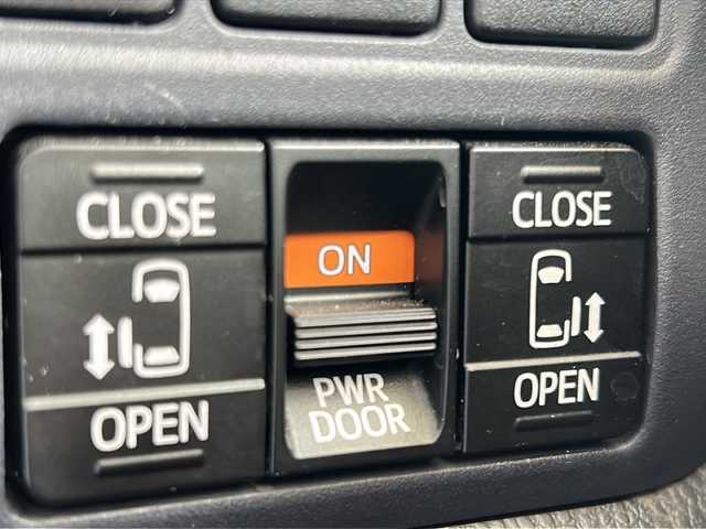 トヨタ ヴォクシー ZS 東京都 2014(平26)年 4.3万km ホワイトパールクリスタルシャイン ワンオーナー/純正SDナビ/【フルセグ・DVD再生可・CD・Bluetooth】/バックカメラ/ビルトインETC/純正フリップダウンモニター/両側パワースライドドア/横滑り防止機能/プッシュスタート/スマートキー/スペアキーあり/電動格納ミラー/ウィンカーミラー/アイドリングストップ/オートライト/純正フロアマット/純正ドアバイザー/新車保証書/取扱説明書