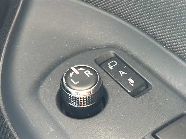 トヨタ ヴォクシー ZS 東京都 2014(平26)年 4.3万km ホワイトパールクリスタルシャイン ワンオーナー/純正SDナビ/【フルセグ・DVD再生可・CD・Bluetooth】/バックカメラ/ビルトインETC/純正フリップダウンモニター/両側パワースライドドア/横滑り防止機能/プッシュスタート/スマートキー/スペアキーあり/電動格納ミラー/ウィンカーミラー/アイドリングストップ/オートライト/純正フロアマット/純正ドアバイザー/新車保証書/取扱説明書