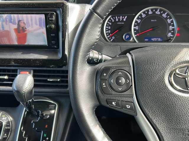 トヨタ ヴォクシー ZS 東京都 2014(平26)年 4.3万km ホワイトパールクリスタルシャイン ワンオーナー/純正SDナビ/【フルセグ・DVD再生可・CD・Bluetooth】/バックカメラ/ビルトインETC/純正フリップダウンモニター/両側パワースライドドア/横滑り防止機能/プッシュスタート/スマートキー/スペアキーあり/電動格納ミラー/ウィンカーミラー/アイドリングストップ/オートライト/純正フロアマット/純正ドアバイザー/新車保証書/取扱説明書