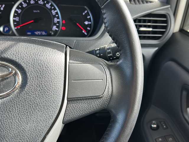 トヨタ ヴォクシー ZS 東京都 2014(平26)年 4.3万km ホワイトパールクリスタルシャイン ワンオーナー/純正SDナビ/【フルセグ・DVD再生可・CD・Bluetooth】/バックカメラ/ビルトインETC/純正フリップダウンモニター/両側パワースライドドア/横滑り防止機能/プッシュスタート/スマートキー/スペアキーあり/電動格納ミラー/ウィンカーミラー/アイドリングストップ/オートライト/純正フロアマット/純正ドアバイザー/新車保証書/取扱説明書