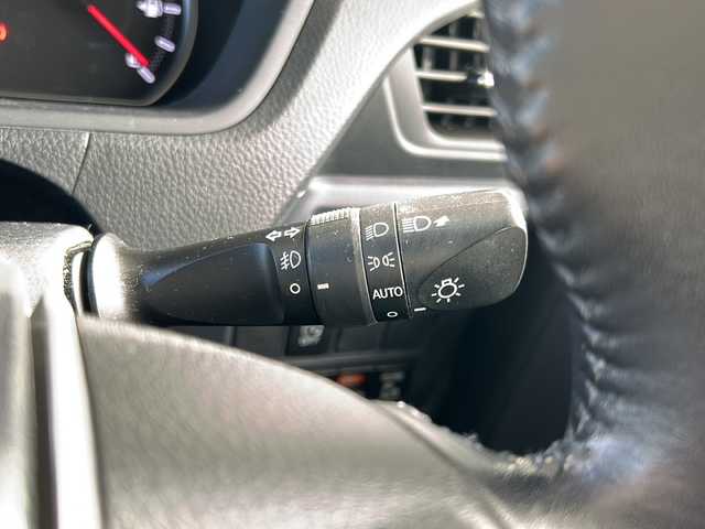 トヨタ ヴォクシー ZS 東京都 2014(平26)年 4.3万km ホワイトパールクリスタルシャイン ワンオーナー/純正SDナビ/【フルセグ・DVD再生可・CD・Bluetooth】/バックカメラ/ビルトインETC/純正フリップダウンモニター/両側パワースライドドア/横滑り防止機能/プッシュスタート/スマートキー/スペアキーあり/電動格納ミラー/ウィンカーミラー/アイドリングストップ/オートライト/純正フロアマット/純正ドアバイザー/新車保証書/取扱説明書