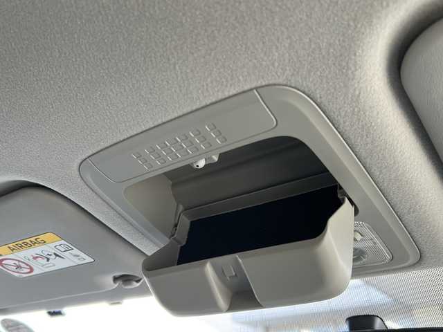 トヨタ ヴォクシー ZS 東京都 2014(平26)年 4.3万km ホワイトパールクリスタルシャイン ワンオーナー/純正SDナビ/【フルセグ・DVD再生可・CD・Bluetooth】/バックカメラ/ビルトインETC/純正フリップダウンモニター/両側パワースライドドア/横滑り防止機能/プッシュスタート/スマートキー/スペアキーあり/電動格納ミラー/ウィンカーミラー/アイドリングストップ/オートライト/純正フロアマット/純正ドアバイザー/新車保証書/取扱説明書