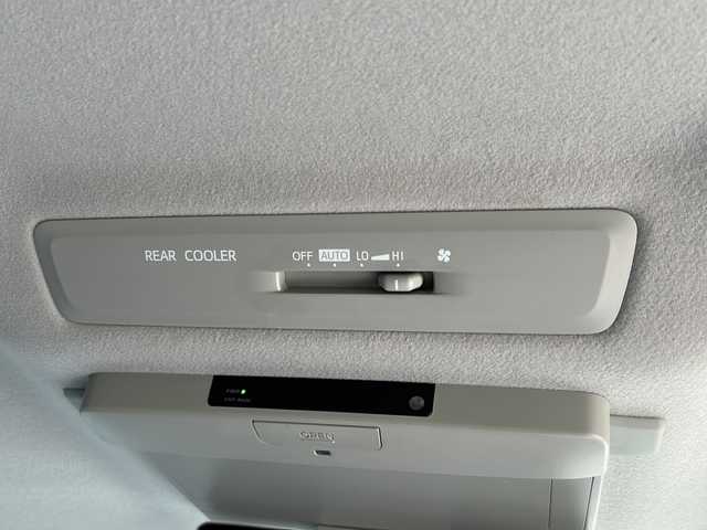 トヨタ ヴォクシー ZS 東京都 2014(平26)年 4.3万km ホワイトパールクリスタルシャイン ワンオーナー/純正SDナビ/【フルセグ・DVD再生可・CD・Bluetooth】/バックカメラ/ビルトインETC/純正フリップダウンモニター/両側パワースライドドア/横滑り防止機能/プッシュスタート/スマートキー/スペアキーあり/電動格納ミラー/ウィンカーミラー/アイドリングストップ/オートライト/純正フロアマット/純正ドアバイザー/新車保証書/取扱説明書