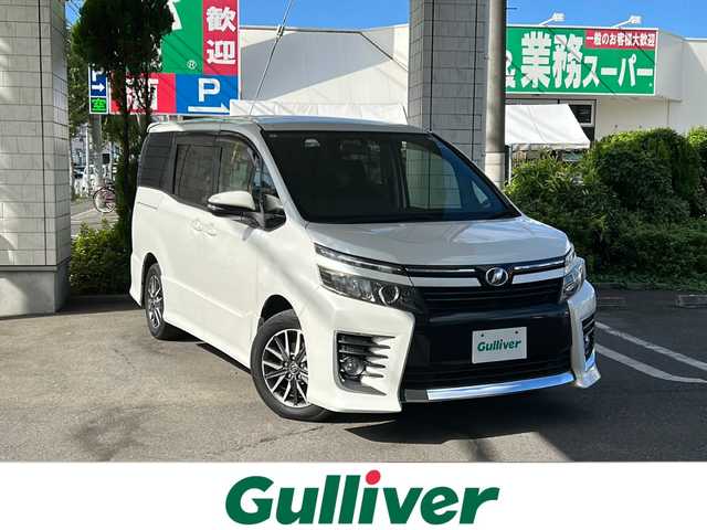 トヨタ ヴォクシー ZS 東京都 2014(平26)年 4.3万km ホワイトパールクリスタルシャイン ワンオーナー/純正SDナビ/【フルセグ・DVD再生可・CD・Bluetooth】/バックカメラ/ビルトインETC/純正フリップダウンモニター/両側パワースライドドア/横滑り防止機能/プッシュスタート/スマートキー/スペアキーあり/電動格納ミラー/ウィンカーミラー/アイドリングストップ/オートライト/純正フロアマット/純正ドアバイザー/新車保証書/取扱説明書