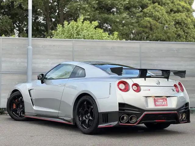 日産 ＧＴ－Ｒ ニスモ 三重県 2015(平27)年 5.6万km アルティメイトメタルシルバー ワンオーナー/専用カーボン製フロントバンパー/レッド加飾付カーボン製フロントスポイラー/レッド加飾付カーボン製サイドシルスポイラー/専用カーボン製リアスポイラー/ステンレス製マフラー一体レッド加飾付カーボン製りアアンダースポイラー/20インチRAYS製6本スポーク「NISMO」ロゴ入ブラック塗装アルミホイール/「NISMO」ロゴ入ブラック/レッドエンジンカバー/専用チューニング/ダンプトロニック(BILSTEIN)製電子制御可変ダンパー//NISMO専用サスペンション/brembo製フロント6ポッド/リア4ポッドイエロー塗装ブレーキキャリパー/ドリルドブレーキローター/カーウイングスナビゲーションシステム/・HDDナビ/・地デジTV/・DVD/CD/・Bluetooth/バックカメラ/RECARO製「NISMO」刺繍入ブラック革/レッドアルカンターラコンビバケットシート(カーボンバック)/イクリプス製ドライブレコーダー/ユピテル製GPSレーダー探知機/ビルトインETC/LEDヘッドランプ/・オートライト/プッシュエンジンスタート/インテリジェントキー×2/新車時保証書/取扱説明書