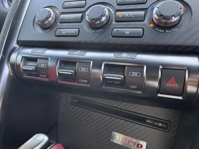 日産 ＧＴ－Ｒ ニスモ 三重県 2015(平27)年 5.6万km アルティメイトメタルシルバー ワンオーナー/専用カーボン製フロントバンパー/レッド加飾付カーボン製フロントスポイラー/レッド加飾付カーボン製サイドシルスポイラー/専用カーボン製リアスポイラー/ステンレス製マフラー一体レッド加飾付カーボン製りアアンダースポイラー/20インチRAYS製6本スポーク「NISMO」ロゴ入ブラック塗装アルミホイール/「NISMO」ロゴ入ブラック/レッドエンジンカバー/専用チューニング/ダンプトロニック(BILSTEIN)製電子制御可変ダンパー//NISMO専用サスペンション/brembo製フロント6ポッド/リア4ポッドイエロー塗装ブレーキキャリパー/ドリルドブレーキローター/カーウイングスナビゲーションシステム/・HDDナビ/・地デジTV/・DVD/CD/・Bluetooth/バックカメラ/RECARO製「NISMO」刺繍入ブラック革/レッドアルカンターラコンビバケットシート(カーボンバック)/イクリプス製ドライブレコーダー/ユピテル製GPSレーダー探知機/ビルトインETC/LEDヘッドランプ/・オートライト/プッシュエンジンスタート/インテリジェントキー×2/新車時保証書/取扱説明書