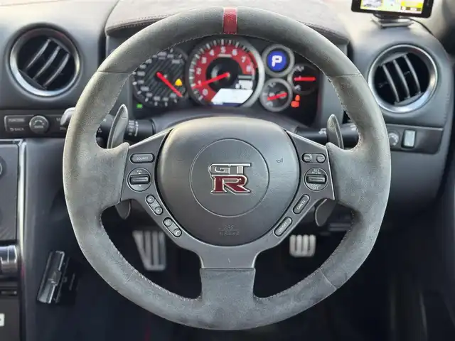 日産 ＧＴ－Ｒ ニスモ 三重県 2015(平27)年 5.6万km アルティメイトメタルシルバー ワンオーナー/専用カーボン製フロントバンパー/レッド加飾付カーボン製フロントスポイラー/レッド加飾付カーボン製サイドシルスポイラー/専用カーボン製リアスポイラー/ステンレス製マフラー一体レッド加飾付カーボン製りアアンダースポイラー/20インチRAYS製6本スポーク「NISMO」ロゴ入ブラック塗装アルミホイール/「NISMO」ロゴ入ブラック/レッドエンジンカバー/専用チューニング/ダンプトロニック(BILSTEIN)製電子制御可変ダンパー//NISMO専用サスペンション/brembo製フロント6ポッド/リア4ポッドイエロー塗装ブレーキキャリパー/ドリルドブレーキローター/カーウイングスナビゲーションシステム/・HDDナビ/・地デジTV/・DVD/CD/・Bluetooth/バックカメラ/RECARO製「NISMO」刺繍入ブラック革/レッドアルカンターラコンビバケットシート(カーボンバック)/イクリプス製ドライブレコーダー/ユピテル製GPSレーダー探知機/ビルトインETC/LEDヘッドランプ/・オートライト/プッシュエンジンスタート/インテリジェントキー×2/新車時保証書/取扱説明書