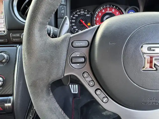 日産 ＧＴ－Ｒ ニスモ 三重県 2015(平27)年 5.6万km アルティメイトメタルシルバー ワンオーナー/専用カーボン製フロントバンパー/レッド加飾付カーボン製フロントスポイラー/レッド加飾付カーボン製サイドシルスポイラー/専用カーボン製リアスポイラー/ステンレス製マフラー一体レッド加飾付カーボン製りアアンダースポイラー/20インチRAYS製6本スポーク「NISMO」ロゴ入ブラック塗装アルミホイール/「NISMO」ロゴ入ブラック/レッドエンジンカバー/専用チューニング/ダンプトロニック(BILSTEIN)製電子制御可変ダンパー//NISMO専用サスペンション/brembo製フロント6ポッド/リア4ポッドイエロー塗装ブレーキキャリパー/ドリルドブレーキローター/カーウイングスナビゲーションシステム/・HDDナビ/・地デジTV/・DVD/CD/・Bluetooth/バックカメラ/RECARO製「NISMO」刺繍入ブラック革/レッドアルカンターラコンビバケットシート(カーボンバック)/イクリプス製ドライブレコーダー/ユピテル製GPSレーダー探知機/ビルトインETC/LEDヘッドランプ/・オートライト/プッシュエンジンスタート/インテリジェントキー×2/新車時保証書/取扱説明書