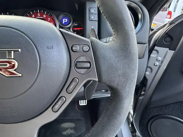日産 ＧＴ－Ｒ ニスモ 三重県 2015(平27)年 5.6万km アルティメイトメタルシルバー ワンオーナー/専用カーボン製フロントバンパー/レッド加飾付カーボン製フロントスポイラー/レッド加飾付カーボン製サイドシルスポイラー/専用カーボン製リアスポイラー/ステンレス製マフラー一体レッド加飾付カーボン製りアアンダースポイラー/20インチRAYS製6本スポーク「NISMO」ロゴ入ブラック塗装アルミホイール/「NISMO」ロゴ入ブラック/レッドエンジンカバー/専用チューニング/ダンプトロニック(BILSTEIN)製電子制御可変ダンパー//NISMO専用サスペンション/brembo製フロント6ポッド/リア4ポッドイエロー塗装ブレーキキャリパー/ドリルドブレーキローター/カーウイングスナビゲーションシステム/・HDDナビ/・地デジTV/・DVD/CD/・Bluetooth/バックカメラ/RECARO製「NISMO」刺繍入ブラック革/レッドアルカンターラコンビバケットシート(カーボンバック)/イクリプス製ドライブレコーダー/ユピテル製GPSレーダー探知機/ビルトインETC/LEDヘッドランプ/・オートライト/プッシュエンジンスタート/インテリジェントキー×2/新車時保証書/取扱説明書