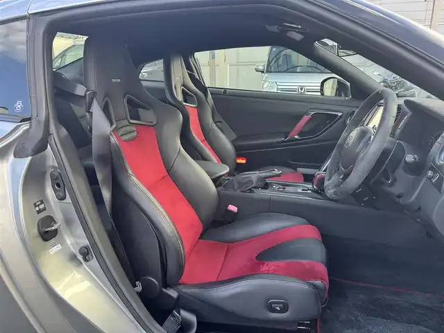 日産 ＧＴ－Ｒ ニスモ 三重県 2015(平27)年 5.6万km アルティメイトメタルシルバー ワンオーナー/専用カーボン製フロントバンパー/レッド加飾付カーボン製フロントスポイラー/レッド加飾付カーボン製サイドシルスポイラー/専用カーボン製リアスポイラー/ステンレス製マフラー一体レッド加飾付カーボン製りアアンダースポイラー/20インチRAYS製6本スポーク「NISMO」ロゴ入ブラック塗装アルミホイール/「NISMO」ロゴ入ブラック/レッドエンジンカバー/専用チューニング/ダンプトロニック(BILSTEIN)製電子制御可変ダンパー//NISMO専用サスペンション/brembo製フロント6ポッド/リア4ポッドイエロー塗装ブレーキキャリパー/ドリルドブレーキローター/カーウイングスナビゲーションシステム/・HDDナビ/・地デジTV/・DVD/CD/・Bluetooth/バックカメラ/RECARO製「NISMO」刺繍入ブラック革/レッドアルカンターラコンビバケットシート(カーボンバック)/イクリプス製ドライブレコーダー/ユピテル製GPSレーダー探知機/ビルトインETC/LEDヘッドランプ/・オートライト/プッシュエンジンスタート/インテリジェントキー×2/新車時保証書/取扱説明書