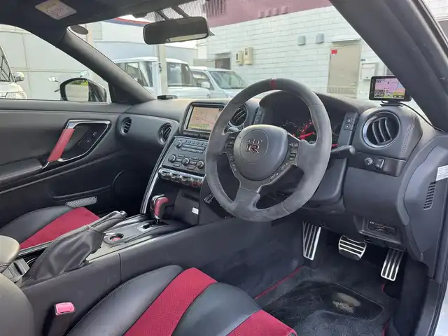 日産 ＧＴ－Ｒ ニスモ 三重県 2015(平27)年 5.6万km アルティメイトメタルシルバー ワンオーナー/専用カーボン製フロントバンパー/レッド加飾付カーボン製フロントスポイラー/レッド加飾付カーボン製サイドシルスポイラー/専用カーボン製リアスポイラー/ステンレス製マフラー一体レッド加飾付カーボン製りアアンダースポイラー/20インチRAYS製6本スポーク「NISMO」ロゴ入ブラック塗装アルミホイール/「NISMO」ロゴ入ブラック/レッドエンジンカバー/専用チューニング/ダンプトロニック(BILSTEIN)製電子制御可変ダンパー//NISMO専用サスペンション/brembo製フロント6ポッド/リア4ポッドイエロー塗装ブレーキキャリパー/ドリルドブレーキローター/カーウイングスナビゲーションシステム/・HDDナビ/・地デジTV/・DVD/CD/・Bluetooth/バックカメラ/RECARO製「NISMO」刺繍入ブラック革/レッドアルカンターラコンビバケットシート(カーボンバック)/イクリプス製ドライブレコーダー/ユピテル製GPSレーダー探知機/ビルトインETC/LEDヘッドランプ/・オートライト/プッシュエンジンスタート/インテリジェントキー×2/新車時保証書/取扱説明書
