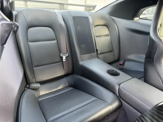 日産 ＧＴ－Ｒ ニスモ 三重県 2015(平27)年 5.6万km アルティメイトメタルシルバー ワンオーナー/専用カーボン製フロントバンパー/レッド加飾付カーボン製フロントスポイラー/レッド加飾付カーボン製サイドシルスポイラー/専用カーボン製リアスポイラー/ステンレス製マフラー一体レッド加飾付カーボン製りアアンダースポイラー/20インチRAYS製6本スポーク「NISMO」ロゴ入ブラック塗装アルミホイール/「NISMO」ロゴ入ブラック/レッドエンジンカバー/専用チューニング/ダンプトロニック(BILSTEIN)製電子制御可変ダンパー//NISMO専用サスペンション/brembo製フロント6ポッド/リア4ポッドイエロー塗装ブレーキキャリパー/ドリルドブレーキローター/カーウイングスナビゲーションシステム/・HDDナビ/・地デジTV/・DVD/CD/・Bluetooth/バックカメラ/RECARO製「NISMO」刺繍入ブラック革/レッドアルカンターラコンビバケットシート(カーボンバック)/イクリプス製ドライブレコーダー/ユピテル製GPSレーダー探知機/ビルトインETC/LEDヘッドランプ/・オートライト/プッシュエンジンスタート/インテリジェントキー×2/新車時保証書/取扱説明書