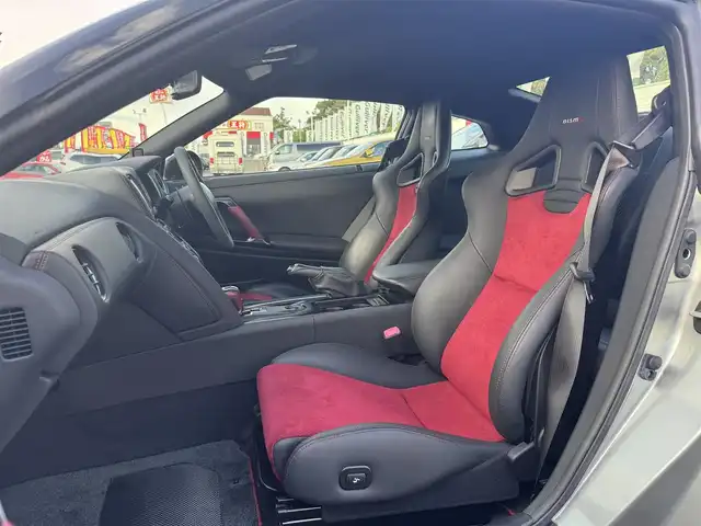 日産 ＧＴ－Ｒ ニスモ 三重県 2015(平27)年 5.6万km アルティメイトメタルシルバー ワンオーナー/専用カーボン製フロントバンパー/レッド加飾付カーボン製フロントスポイラー/レッド加飾付カーボン製サイドシルスポイラー/専用カーボン製リアスポイラー/ステンレス製マフラー一体レッド加飾付カーボン製りアアンダースポイラー/20インチRAYS製6本スポーク「NISMO」ロゴ入ブラック塗装アルミホイール/「NISMO」ロゴ入ブラック/レッドエンジンカバー/専用チューニング/ダンプトロニック(BILSTEIN)製電子制御可変ダンパー//NISMO専用サスペンション/brembo製フロント6ポッド/リア4ポッドイエロー塗装ブレーキキャリパー/ドリルドブレーキローター/カーウイングスナビゲーションシステム/・HDDナビ/・地デジTV/・DVD/CD/・Bluetooth/バックカメラ/RECARO製「NISMO」刺繍入ブラック革/レッドアルカンターラコンビバケットシート(カーボンバック)/イクリプス製ドライブレコーダー/ユピテル製GPSレーダー探知機/ビルトインETC/LEDヘッドランプ/・オートライト/プッシュエンジンスタート/インテリジェントキー×2/新車時保証書/取扱説明書