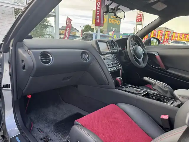 日産 ＧＴ－Ｒ ニスモ 三重県 2015(平27)年 5.6万km アルティメイトメタルシルバー ワンオーナー/専用カーボン製フロントバンパー/レッド加飾付カーボン製フロントスポイラー/レッド加飾付カーボン製サイドシルスポイラー/専用カーボン製リアスポイラー/ステンレス製マフラー一体レッド加飾付カーボン製りアアンダースポイラー/20インチRAYS製6本スポーク「NISMO」ロゴ入ブラック塗装アルミホイール/「NISMO」ロゴ入ブラック/レッドエンジンカバー/専用チューニング/ダンプトロニック(BILSTEIN)製電子制御可変ダンパー//NISMO専用サスペンション/brembo製フロント6ポッド/リア4ポッドイエロー塗装ブレーキキャリパー/ドリルドブレーキローター/カーウイングスナビゲーションシステム/・HDDナビ/・地デジTV/・DVD/CD/・Bluetooth/バックカメラ/RECARO製「NISMO」刺繍入ブラック革/レッドアルカンターラコンビバケットシート(カーボンバック)/イクリプス製ドライブレコーダー/ユピテル製GPSレーダー探知機/ビルトインETC/LEDヘッドランプ/・オートライト/プッシュエンジンスタート/インテリジェントキー×2/新車時保証書/取扱説明書
