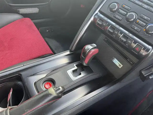 日産 ＧＴ－Ｒ ニスモ 三重県 2015(平27)年 5.6万km アルティメイトメタルシルバー ワンオーナー/専用カーボン製フロントバンパー/レッド加飾付カーボン製フロントスポイラー/レッド加飾付カーボン製サイドシルスポイラー/専用カーボン製リアスポイラー/ステンレス製マフラー一体レッド加飾付カーボン製りアアンダースポイラー/20インチRAYS製6本スポーク「NISMO」ロゴ入ブラック塗装アルミホイール/「NISMO」ロゴ入ブラック/レッドエンジンカバー/専用チューニング/ダンプトロニック(BILSTEIN)製電子制御可変ダンパー//NISMO専用サスペンション/brembo製フロント6ポッド/リア4ポッドイエロー塗装ブレーキキャリパー/ドリルドブレーキローター/カーウイングスナビゲーションシステム/・HDDナビ/・地デジTV/・DVD/CD/・Bluetooth/バックカメラ/RECARO製「NISMO」刺繍入ブラック革/レッドアルカンターラコンビバケットシート(カーボンバック)/イクリプス製ドライブレコーダー/ユピテル製GPSレーダー探知機/ビルトインETC/LEDヘッドランプ/・オートライト/プッシュエンジンスタート/インテリジェントキー×2/新車時保証書/取扱説明書