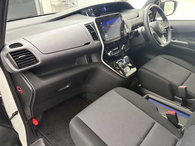 日産 セレナ e－パワー XV 滋賀県 2021(令3)年 1万km ブリリアントホワイトパール 純正１０インチナビ/(CD/DVD/Bluetooth/フルセグTV/iPod/SD)/アラウンドビューモニター/両側パワースライドドア/クリアランスソナー/クルーズコントロール/前後ドライブレコーダー/ETC2.0/純正１５インチアルミホイール/LEDヘッドライト/スマートキー/スペアキー