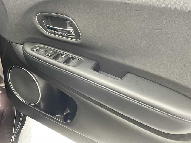 ホンダ ヴェゼル ハイブリッド X ホンダセンシング 沖縄県 2018(平30)年 4.3万km オーロラアメジストメタリック 純正ナビ【ＶＸＭ－１８４ＶＦｉ】/　フルセグＴＶ　Ｂｌｕｅｔｏｏｔｈ　ＣＤ　ＤＶＤ　ＡＭ　ＦＭ/ＵＳＢ入力端子　/バックカメラ　/ＥＴＣ　/ドライブレコーダー　/クルーズコントロール/スマートキー　/ステアリングスイッチ/アイドリングストップ　/ＬＥＤヘッドライト/オートライト/純正アルミホイール　/純正フロアマット