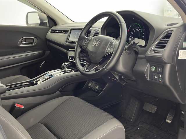 ホンダ ヴェゼル ハイブリッド X ホンダセンシング 沖縄県 2018(平30)年 4.3万km オーロラアメジストメタリック 純正ナビ【ＶＸＭ－１８４ＶＦｉ】/　フルセグＴＶ　Ｂｌｕｅｔｏｏｔｈ　ＣＤ　ＤＶＤ　ＡＭ　ＦＭ/ＵＳＢ入力端子　/バックカメラ　/ＥＴＣ　/ドライブレコーダー　/クルーズコントロール/スマートキー　/ステアリングスイッチ/アイドリングストップ　/ＬＥＤヘッドライト/オートライト/純正アルミホイール　/純正フロアマット