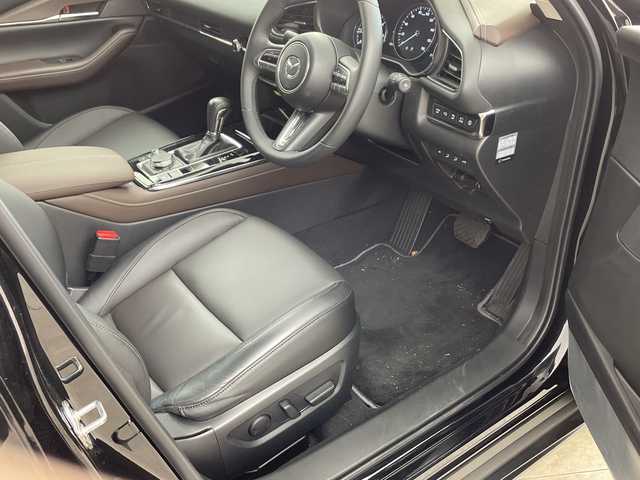 マツダ ＣＸ－３０ XD Lパッケージ 兵庫県 2021(令3)年 2万km ジェットブラックマイカ ・4WD/・ワンオーナー/・i-ACTIVSENSE/・車間制御/・速度標識検知/・ドライバーモニタリング/・前側方接近車両検知/・後側方接近車両検知/・車線逸脱警報システム/・BSM/・レーンキープアシスト/・ディスタンス＆スピードアラート/・スマートブレーキサポート/・スマートブレーキサポート（後進時）/・前後コーナーセンサー/・レーダークルーズコントロール/・オートマチックハイビーム/・純正ナビ＆フルセグ＆BT＆DVD＆HDMI/・全方位カメラ/・HUD/・黒革シート/・前席シートヒーター/・運転席パワーシート/・運転席メモリーシート/・ステアリングヒーター/・ステアリングリモコン/・純正前後ドライブレコーダー/・ビルトインETC/・スマートキー/・スペアキー/・プッシュスタート/・LEDヘッドライト/・フォグ/・オートライト/・純正18インチアルミホイール/・トノカバー