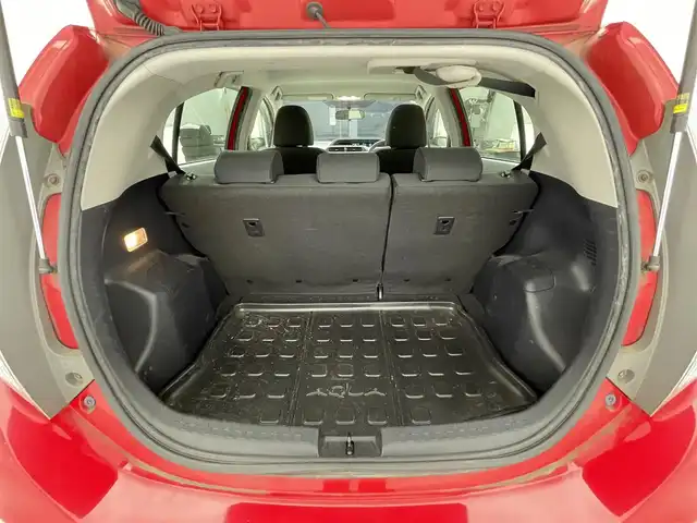 トヨタ アクア S 滋賀県 2012(平24)年 8.4万km スーパーレッドⅤ 社外オーディオ/【Bluetooth/CD/USB/AUX】/LEDヘッドライト/オートライト/ETC/プッシュスタート/スマートキー/ステアリングリモコン/純正フロアマット
