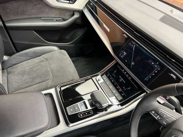 アウディ Ｑ８ 55TFSIクワトロ デビューPKG Sライン 千葉県 2019(令1)年 1.8万km デイトナグレーパールエフェクト コンフォートアシスタンスパッケージ　/パノラマSR　/ACC　/Bang ＆ Olufsenサウンド　/半革　/ナビ　/TV　/360°　/Bluetooth接続　/マトリクスLEDヘッドライト　/電動リアゲート　/電動シート　/シートヒーター　/衝突軽減B