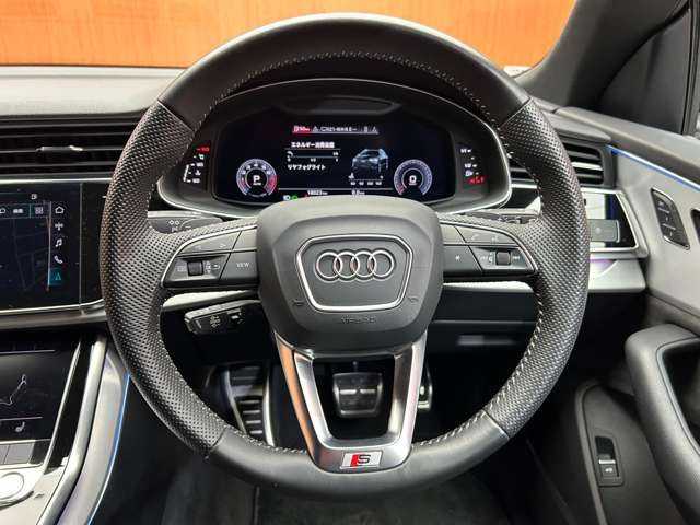 アウディ Ｑ８ 55TFSIクワトロ デビューPKG Sライン 千葉県 2019(令1)年 1.8万km デイトナグレーパールエフェクト コンフォートアシスタンスパッケージ　/パノラマSR　/ACC　/Bang ＆ Olufsenサウンド　/半革　/ナビ　/TV　/360°　/Bluetooth接続　/マトリクスLEDヘッドライト　/電動リアゲート　/電動シート　/シートヒーター　/衝突軽減B