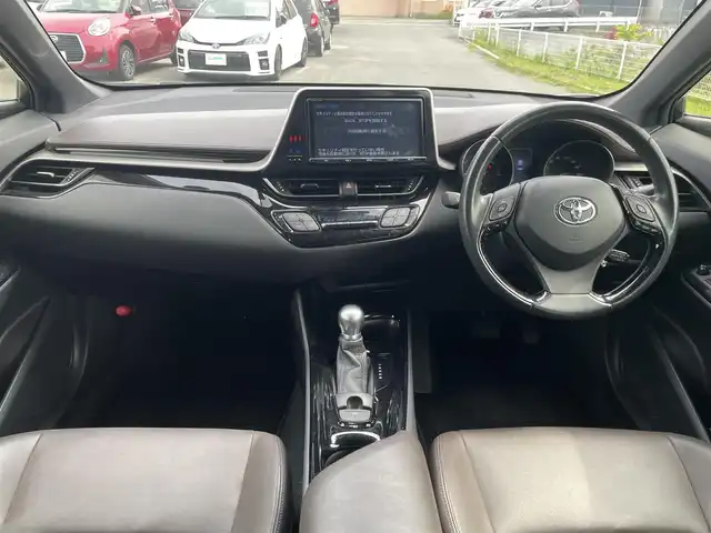 トヨタ Ｃ－ＨＲ G 福岡県 2016(平28)年 8.4万km ホワイトパールクリスタルシャイン 横滑り防止装置/Wサイドエアバッグ/カーテンエアバッグ/衝突被害軽減システム/レーンキープアシスト/盗難防止装置/純正ドラレコ/クルーズコントロール/前後車外カメラ/前後コーナーセンサー/ABS/スマートキー/BT/純正ETC/AMFM/純正フロアマット/純正アルミホイール/ハーフレザーシート/シートヒーター/エアシート/社外エアロ/オートライト