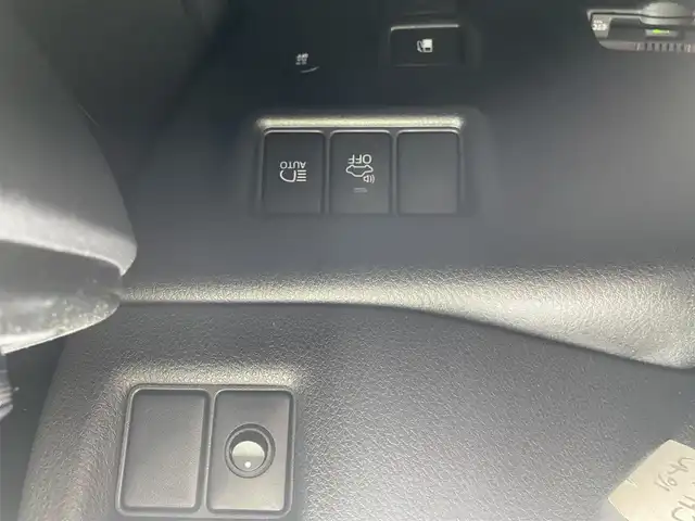トヨタ Ｃ－ＨＲ G 福岡県 2016(平28)年 8.4万km ホワイトパールクリスタルシャイン 横滑り防止装置/Wサイドエアバッグ/カーテンエアバッグ/衝突被害軽減システム/レーンキープアシスト/盗難防止装置/純正ドラレコ/クルーズコントロール/前後車外カメラ/前後コーナーセンサー/ABS/スマートキー/BT/純正ETC/AMFM/純正フロアマット/純正アルミホイール/ハーフレザーシート/シートヒーター/エアシート/社外エアロ/オートライト