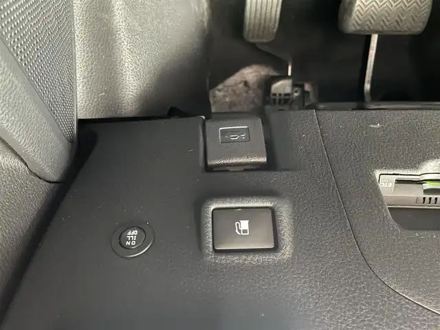 トヨタ Ｃ－ＨＲ G 福岡県 2016(平28)年 8.4万km ホワイトパールクリスタルシャイン 横滑り防止装置/Wサイドエアバッグ/カーテンエアバッグ/衝突被害軽減システム/レーンキープアシスト/盗難防止装置/純正ドラレコ/クルーズコントロール/前後車外カメラ/前後コーナーセンサー/ABS/スマートキー/BT/純正ETC/AMFM/純正フロアマット/純正アルミホイール/ハーフレザーシート/シートヒーター/エアシート/社外エアロ/オートライト
