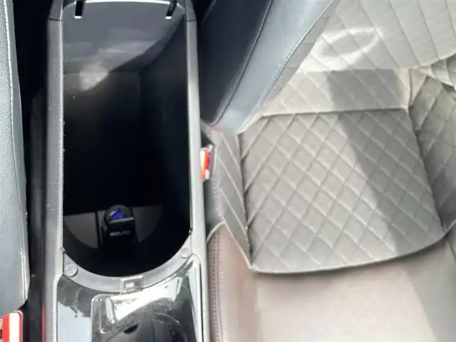 トヨタ Ｃ－ＨＲ G 福岡県 2016(平28)年 8.4万km ホワイトパールクリスタルシャイン 横滑り防止装置/Wサイドエアバッグ/カーテンエアバッグ/衝突被害軽減システム/レーンキープアシスト/盗難防止装置/純正ドラレコ/クルーズコントロール/前後車外カメラ/前後コーナーセンサー/ABS/スマートキー/BT/純正ETC/AMFM/純正フロアマット/純正アルミホイール/ハーフレザーシート/シートヒーター/エアシート/社外エアロ/オートライト