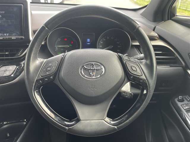 トヨタ Ｃ－ＨＲ G 福岡県 2016(平28)年 8.4万km ホワイトパールクリスタルシャイン 横滑り防止装置/Wサイドエアバッグ/カーテンエアバッグ/衝突被害軽減システム/レーンキープアシスト/盗難防止装置/純正ドラレコ/クルーズコントロール/前後車外カメラ/前後コーナーセンサー/ABS/スマートキー/BT/純正ETC/AMFM/純正フロアマット/純正アルミホイール/ハーフレザーシート/シートヒーター/エアシート/社外エアロ/オートライト