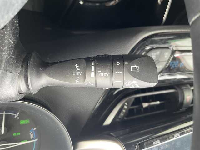 トヨタ Ｃ－ＨＲ G 福岡県 2016(平28)年 8.4万km ホワイトパールクリスタルシャイン 横滑り防止装置/Wサイドエアバッグ/カーテンエアバッグ/衝突被害軽減システム/レーンキープアシスト/盗難防止装置/純正ドラレコ/クルーズコントロール/前後車外カメラ/前後コーナーセンサー/ABS/スマートキー/BT/純正ETC/AMFM/純正フロアマット/純正アルミホイール/ハーフレザーシート/シートヒーター/エアシート/社外エアロ/オートライト