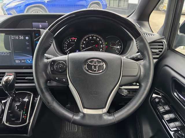トヨタ エスクァイア Gi 長野県 2018(平30)年 8万km スパークリングブラックパールクリスタルシャイン 4WD/カロッツェリアSDメモリナビ/FM・AM・DVD・CD・フルセグTV/Bluetooth Audio/バックカメラ/カロッツェリアフリップダウンモニター/純正15インチアルミホイール/衝突被害軽減ブレーキ/両側パワースライドドア/前方ドライブレコーダー/クルーズコントロール/黒レザーシート/シートヒーター/LEDヘッドライト/オートハイビーム/オートライト/プッシュスタート/スマートキー/スペアキー/ETC/取扱説明書/保証書
