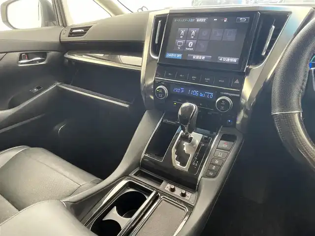 トヨタ アルファードハイブリット SR Cパッケージ 沖縄県 2016(平28)年 8.9万km ホワイトパールクリスタルシャイン 純正ナビ（NSZT-ZA4T）/（CD/DVD/フルセグTV/Bluetooth/USB/HDMI）/バックカメラ/ETC/ドライブレコーダー/フリップダウンモニター/トヨタセーフティセンス/クルーズコントロール/両側パワースライドドア/パワーシート/シートヒーター/レザーシート/オットマン/LEDヘッドライト/オートライト/純正フロアマット/プッシュスタート/スマートキー/純正17インチアルミホイール/ドアバイザー