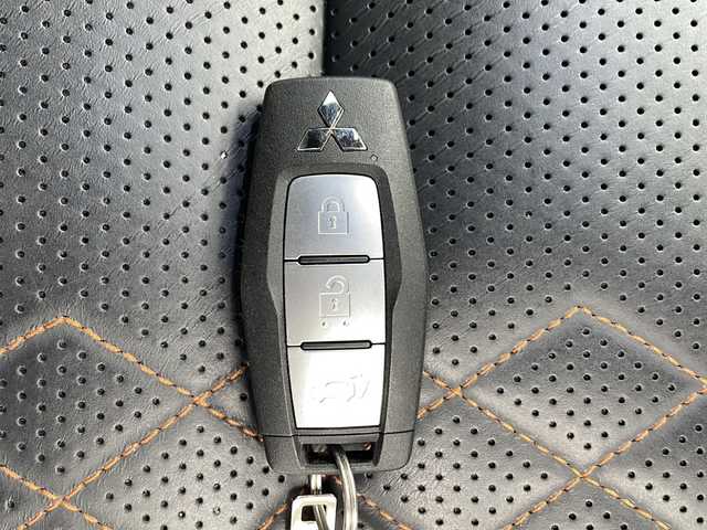 三菱 アウトランダー ＰＨＥＶ P 千葉県 2022(令4)年 4.6万km ホワイトダイヤモンド 純正12.3インチナビ/フルセグテレビ/バックカメラ/全方位カメラ/Bluetooth/USB接続/AppleCarPlay/AndroidAuto/マイパイロット/車線逸脱支援/後側方車両検知/ふらつき警報/電動パーキングブレーキ/ブレーキホールド/置くだけ充電/前席シートベンチレーション/フロントフォグランプ/LEDヘッドライト/オートマチックハイビーム/電動格納ウィンカーミラー/BOSE