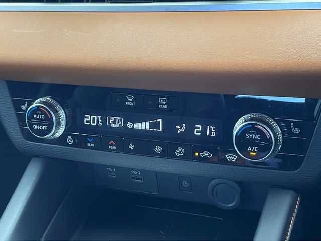 三菱 アウトランダー ＰＨＥＶ P 千葉県 2022(令4)年 4.6万km ホワイトダイヤモンド 純正12.3インチナビ/フルセグテレビ/バックカメラ/全方位カメラ/Bluetooth/USB接続/AppleCarPlay/AndroidAuto/マイパイロット/車線逸脱支援/後側方車両検知/ふらつき警報/電動パーキングブレーキ/ブレーキホールド/置くだけ充電/前席シートベンチレーション/フロントフォグランプ/LEDヘッドライト/オートマチックハイビーム/電動格納ウィンカーミラー/BOSE