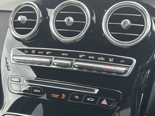 メルセデス・ベンツ ＧＬＣ２２０ d 4マチック クーペ スポーツ 山口県 2018(平30)年 3.5万km パール メーカーSDナビ/（CD.DVD.BT.フルセグ）/アラウンドビューモニター/パドルシフト/パワーシート/シートヒーター全席/運転席メモリーシート/オートLEDライト/ビルトインETC/ヘッドアップディスプレイ/レーダーセーフティパッケージ/　・ブラインドスポットモニター/　・ステアリングアシスト/　・クルーズコントロール/　・衝突軽減ブレーキ/純正ドラレコ/純正フロアマット/リアエンターテイメント社外/ワイヤレス給電/スマートキー/プッシュスタート