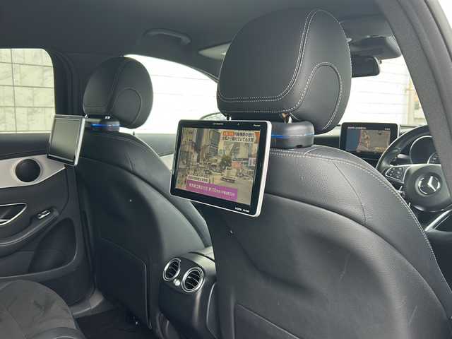 メルセデス・ベンツ ＧＬＣ２２０ d 4マチック クーペ スポーツ 山口県 2018(平30)年 3.5万km パール メーカーSDナビ/（CD.DVD.BT.フルセグ）/アラウンドビューモニター/パドルシフト/パワーシート/シートヒーター全席/運転席メモリーシート/オートLEDライト/ビルトインETC/ヘッドアップディスプレイ/レーダーセーフティパッケージ/　・ブラインドスポットモニター/　・ステアリングアシスト/　・クルーズコントロール/　・衝突軽減ブレーキ/純正ドラレコ/純正フロアマット/リアエンターテイメント社外/ワイヤレス給電/スマートキー/プッシュスタート