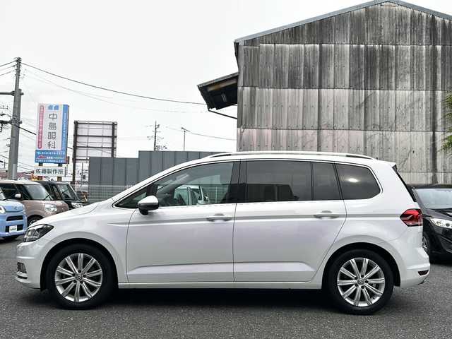 フォルクスワーゲン ゴルフ トゥーラン TSI ハイライン 埼玉県 2016(平28)年 5万km 白 ワンオーナー/2017yモデル/ターボ/メーカーナビゲーション/バックカメラ/ルーフレール /7人乗り/3列シート/両側スライドドア/純正17インチアルミホイール/レーダークルーズコントロール/アイドリングストップ/LEDヘッドライト/スペアキー/ディーラー点検記録簿/（H29/H30/R1/R2/R3/R4/R5/R6）/新車保証書/取扱説明書
