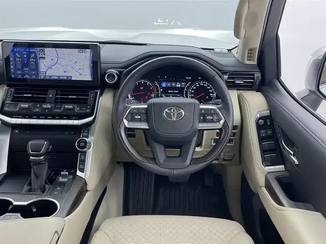 トヨタ ランドクルーザー ZX 愛知県 2024(令6)年 0.9万km プレシャスホワイトパール 純正12.3型メモリナビ/フルセグTV/BT/CD/DVD/USB/AppleCarPlay/AndroidAuto/パノラミックビューモニター/電動ムーンルーフ/JBLサウンド/モデリスタエアロ/本革シート/シートヒーター＆ベンチレーション　D/N/2列目席/パワーシート　D/N席/COOLBOX/360°ドライブレコーダー/ビルトインETC2.0/HUD/トヨタセーフティセンス/PCS/LTA/LDA/BSM/PKSB/ACC/RCTA/RCD/RSA/AHB/先行車発進告知/パワーバックドア/AC100V/サイドステップ/3列目電動格納シート/革・杢目調コンビステアリング/ステアリングスイッチ/ステアリングヒーター/スマートキー＆プッシュスタート/DAC（ダウンヒルアシスト/MTS（マルチテレインセレクト/電動パーキング/オートブレーキホールド/3眼LEDオートライト/フォグランプ/シーケンシャルターンランプ/サイドステップ/充電用USBポート/純正20インチAW/ラバーマット/スペアタイヤ