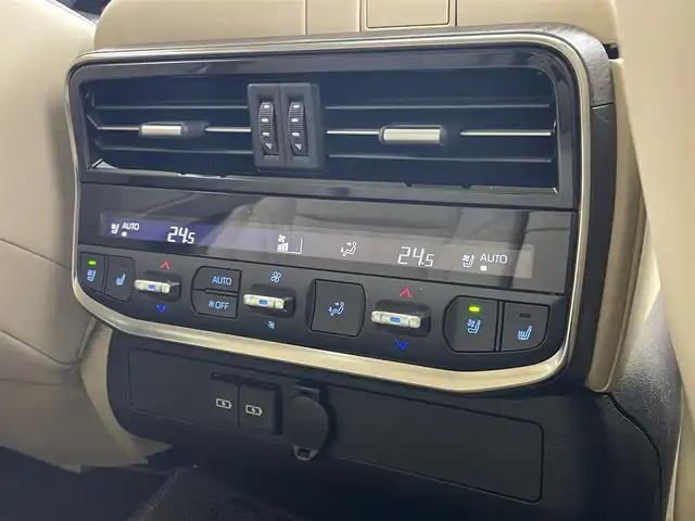 トヨタ ランドクルーザー ZX 愛知県 2024(令6)年 0.9万km プレシャスホワイトパール 純正12.3型メモリナビ/フルセグTV/BT/CD/DVD/USB/AppleCarPlay/AndroidAuto/パノラミックビューモニター/電動ムーンルーフ/JBLサウンド/モデリスタエアロ/本革シート/シートヒーター＆ベンチレーション　D/N/2列目席/パワーシート　D/N席/COOLBOX/360°ドライブレコーダー/ビルトインETC2.0/HUD/トヨタセーフティセンス/PCS/LTA/LDA/BSM/PKSB/ACC/RCTA/RCD/RSA/AHB/先行車発進告知/パワーバックドア/AC100V/サイドステップ/3列目電動格納シート/革・杢目調コンビステアリング/ステアリングスイッチ/ステアリングヒーター/スマートキー＆プッシュスタート/DAC（ダウンヒルアシスト/MTS（マルチテレインセレクト/電動パーキング/オートブレーキホールド/3眼LEDオートライト/フォグランプ/シーケンシャルターンランプ/サイドステップ/充電用USBポート/純正20インチAW/ラバーマット/スペアタイヤ