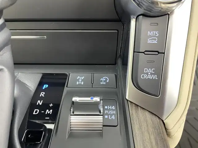 トヨタ ランドクルーザー ZX 愛知県 2024(令6)年 0.9万km プレシャスホワイトパール 純正12.3型メモリナビ/フルセグTV/BT/CD/DVD/USB/AppleCarPlay/AndroidAuto/パノラミックビューモニター/電動ムーンルーフ/JBLサウンド/モデリスタエアロ/本革シート/シートヒーター＆ベンチレーション　D/N/2列目席/パワーシート　D/N席/COOLBOX/360°ドライブレコーダー/ビルトインETC2.0/HUD/トヨタセーフティセンス/PCS/LTA/LDA/BSM/PKSB/ACC/RCTA/RCD/RSA/AHB/先行車発進告知/パワーバックドア/AC100V/サイドステップ/3列目電動格納シート/革・杢目調コンビステアリング/ステアリングスイッチ/ステアリングヒーター/スマートキー＆プッシュスタート/DAC（ダウンヒルアシスト/MTS（マルチテレインセレクト/電動パーキング/オートブレーキホールド/3眼LEDオートライト/フォグランプ/シーケンシャルターンランプ/サイドステップ/充電用USBポート/純正20インチAW/ラバーマット/スペアタイヤ