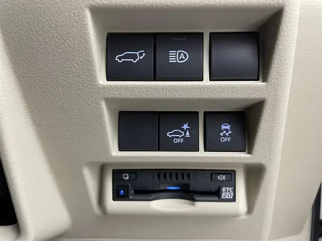 トヨタ ランドクルーザー ZX 愛知県 2024(令6)年 0.9万km プレシャスホワイトパール 純正12.3型メモリナビ/フルセグTV/BT/CD/DVD/USB/AppleCarPlay/AndroidAuto/パノラミックビューモニター/電動ムーンルーフ/JBLサウンド/モデリスタエアロ/本革シート/シートヒーター＆ベンチレーション　D/N/2列目席/パワーシート　D/N席/COOLBOX/360°ドライブレコーダー/ビルトインETC2.0/HUD/トヨタセーフティセンス/PCS/LTA/LDA/BSM/PKSB/ACC/RCTA/RCD/RSA/AHB/先行車発進告知/パワーバックドア/AC100V/サイドステップ/3列目電動格納シート/革・杢目調コンビステアリング/ステアリングスイッチ/ステアリングヒーター/スマートキー＆プッシュスタート/DAC（ダウンヒルアシスト/MTS（マルチテレインセレクト/電動パーキング/オートブレーキホールド/3眼LEDオートライト/フォグランプ/シーケンシャルターンランプ/サイドステップ/充電用USBポート/純正20インチAW/ラバーマット/スペアタイヤ