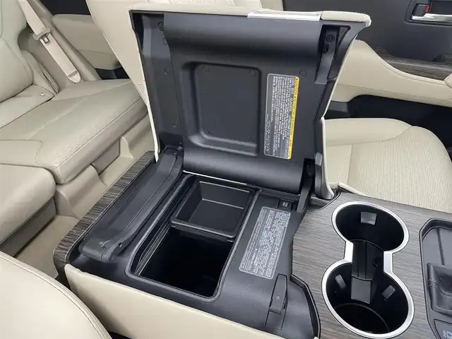 トヨタ ランドクルーザー ZX 愛知県 2024(令6)年 0.9万km プレシャスホワイトパール 純正12.3型メモリナビ/フルセグTV/BT/CD/DVD/USB/AppleCarPlay/AndroidAuto/パノラミックビューモニター/電動ムーンルーフ/JBLサウンド/モデリスタエアロ/本革シート/シートヒーター＆ベンチレーション　D/N/2列目席/パワーシート　D/N席/COOLBOX/360°ドライブレコーダー/ビルトインETC2.0/HUD/トヨタセーフティセンス/PCS/LTA/LDA/BSM/PKSB/ACC/RCTA/RCD/RSA/AHB/先行車発進告知/パワーバックドア/AC100V/サイドステップ/3列目電動格納シート/革・杢目調コンビステアリング/ステアリングスイッチ/ステアリングヒーター/スマートキー＆プッシュスタート/DAC（ダウンヒルアシスト/MTS（マルチテレインセレクト/電動パーキング/オートブレーキホールド/3眼LEDオートライト/フォグランプ/シーケンシャルターンランプ/サイドステップ/充電用USBポート/純正20インチAW/ラバーマット/スペアタイヤ