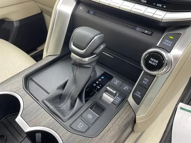 トヨタ ランドクルーザー ZX 愛知県 2024(令6)年 0.9万km プレシャスホワイトパール 純正12.3型メモリナビ/フルセグTV/BT/CD/DVD/USB/AppleCarPlay/AndroidAuto/パノラミックビューモニター/電動ムーンルーフ/JBLサウンド/モデリスタエアロ/本革シート/シートヒーター＆ベンチレーション　D/N/2列目席/パワーシート　D/N席/COOLBOX/360°ドライブレコーダー/ビルトインETC2.0/HUD/トヨタセーフティセンス/PCS/LTA/LDA/BSM/PKSB/ACC/RCTA/RCD/RSA/AHB/先行車発進告知/パワーバックドア/AC100V/サイドステップ/3列目電動格納シート/革・杢目調コンビステアリング/ステアリングスイッチ/ステアリングヒーター/スマートキー＆プッシュスタート/DAC（ダウンヒルアシスト/MTS（マルチテレインセレクト/電動パーキング/オートブレーキホールド/3眼LEDオートライト/フォグランプ/シーケンシャルターンランプ/サイドステップ/充電用USBポート/純正20インチAW/ラバーマット/スペアタイヤ