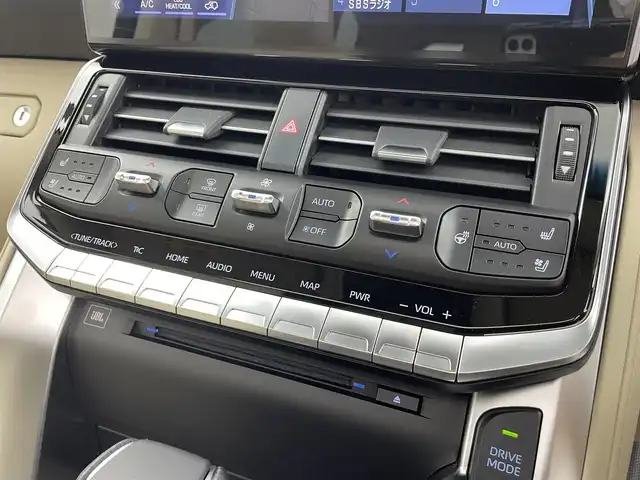 トヨタ ランドクルーザー ZX 愛知県 2024(令6)年 0.9万km プレシャスホワイトパール 純正12.3型メモリナビ/フルセグTV/BT/CD/DVD/USB/AppleCarPlay/AndroidAuto/パノラミックビューモニター/電動ムーンルーフ/JBLサウンド/モデリスタエアロ/本革シート/シートヒーター＆ベンチレーション　D/N/2列目席/パワーシート　D/N席/COOLBOX/360°ドライブレコーダー/ビルトインETC2.0/HUD/トヨタセーフティセンス/PCS/LTA/LDA/BSM/PKSB/ACC/RCTA/RCD/RSA/AHB/先行車発進告知/パワーバックドア/AC100V/サイドステップ/3列目電動格納シート/革・杢目調コンビステアリング/ステアリングスイッチ/ステアリングヒーター/スマートキー＆プッシュスタート/DAC（ダウンヒルアシスト/MTS（マルチテレインセレクト/電動パーキング/オートブレーキホールド/3眼LEDオートライト/フォグランプ/シーケンシャルターンランプ/サイドステップ/充電用USBポート/純正20インチAW/ラバーマット/スペアタイヤ